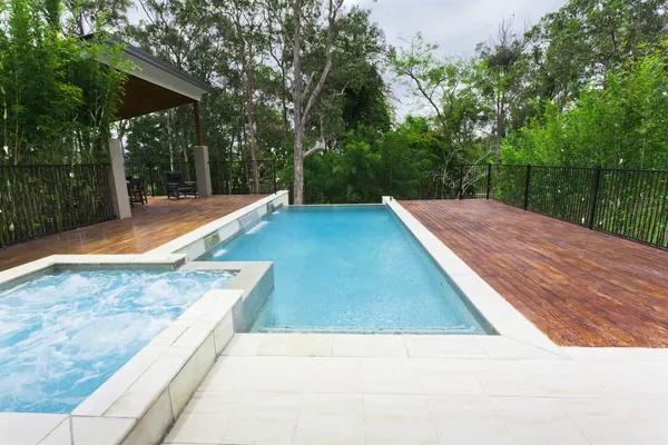 Custom Swimming Pool Construction Trends That Homeowners Love